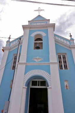 Luis Carlos 'un demiryolu köyündeki Sao Lourenco kilisesinin önü. Guararema, Sao Paulo Eyaleti, Brezilya