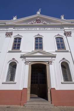 Kilise ve Bom Jesus Sanctuary önden görünümü bulutlar olmadan yoğun mavi gökyüzünün altında. ITU, Sao Paulo, Brezilya