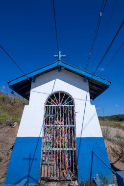 Şapel Santa Cruz beyaz ve mavi, Brezilya kenarında tipik. Pirapora mı Bom Jesus, Sao Paulo