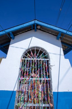 Şapel Santa Cruz beyaz ve mavi, Brezilya kenarında tipik. Pirapora mı Bom Jesus, Sao Paulo