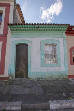 Tarihi bir sömürge dönemindeki inşaat cephesi. Iguape, Sao Paulo Eyaleti, Brezilya