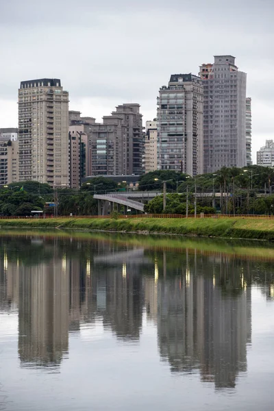 Edifícios Pinheiros Marginais Refletidos Nas Águas Rio Pinheiros Dia Chuvoso — Fotografia de Stock