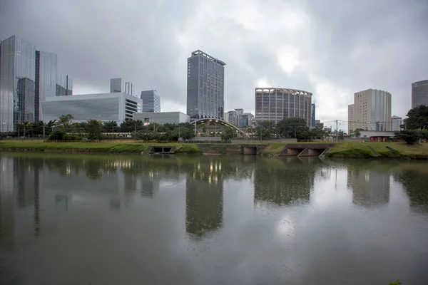 Edifícios Pinheiros Marginais Refletidos Nas Águas Rio Pinheiros Dia Chuvoso — Fotografia de Stock