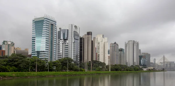 Budynki Marginal Pinheiros Odzwierciedlenie Wodach Rzeki Pinheiros Deszczowy Dzień Sao — Zdjęcie stockowe