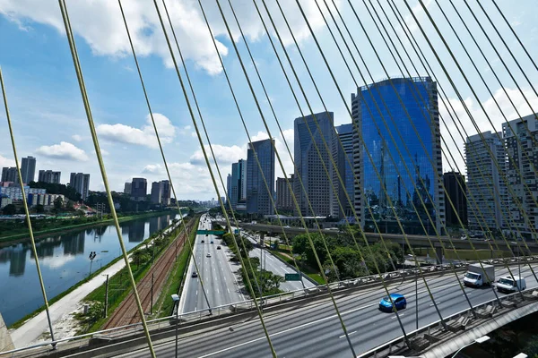 ケーブルの詳細川と周辺道路のビューは橋をとどまった 限界ピニェイロス サンパウロ ブラジル — ストック写真