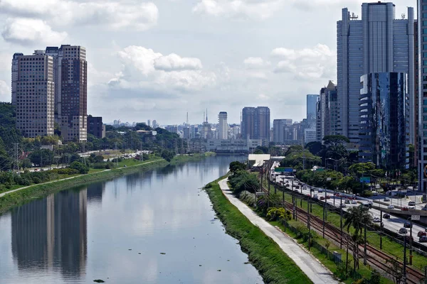 Stadslandskap Med Flod Småvägar Bilar Och Byggnader Marginal Pinheiros Sao — Stockfoto