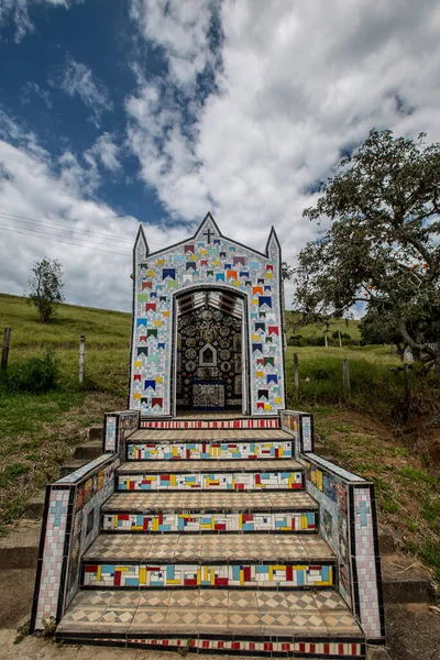 Sao Bento do Sapucai, SP, Brezilya - 22 Nisan 2018 - Küçük yol kenarı şapeli, sanatçılar Angelo Milani ve Claudia Villar tarafından yapılan çok güzel mozaiklerle restore edildi ve dekore edildi
