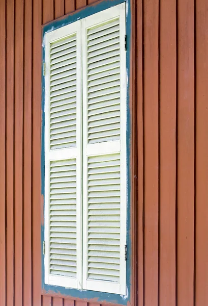 Brezilya Kırmızı Duvar Eski Beyaz Pencere Kapalı — Stok fotoğraf