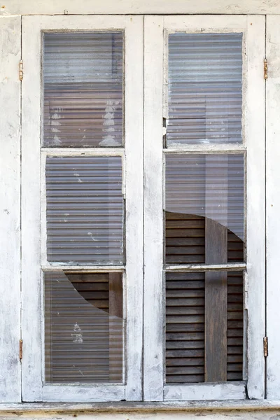 ブラジルでの割れたガラスと古い白い窓 — ストック写真