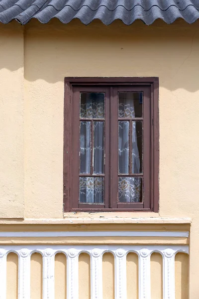 Ventana Madera Vidrio Pared Amarilla Con Elementos Decorativos Blancos Ciudad — Foto de Stock