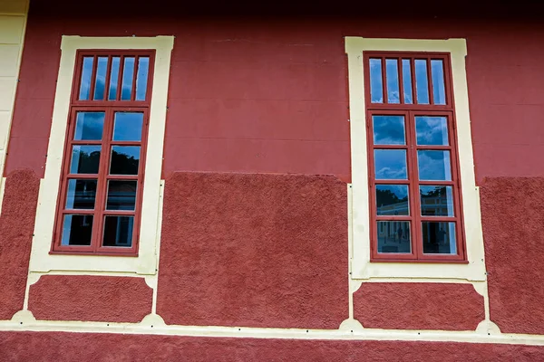 Ventanas Con Marco Amarillo Pared Roja Antigua Estación Tren Ciudad — Foto de Stock