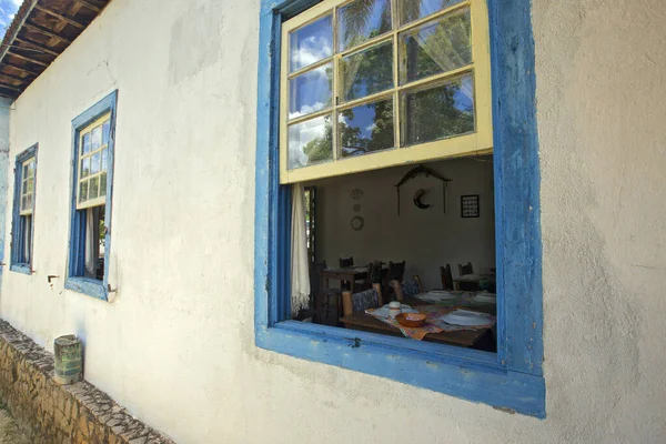 Pared Blanca Perspectiva Con Tres Ventanas Azules Granja Colonial — Foto de Stock