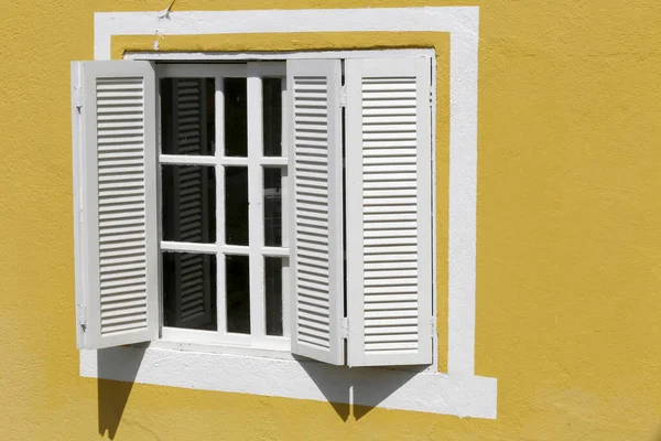 Weißes Fenster Bemalter Gelber Wand — Stockfoto