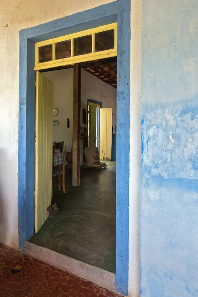 Blaue Tür Weißer Wand Hundertjährigen Bauernhaus Sao Paulo Brasilien — Stockfoto