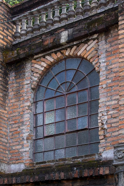 Fenster Und Scheinbare Ziegelmauer Haus Mit Abbruchmaterial Gebaut — Stockfoto