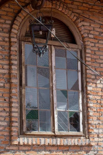Вікно Цегляна Стіна Будинку Побудованому Знесенням Матеріалу — стокове фото