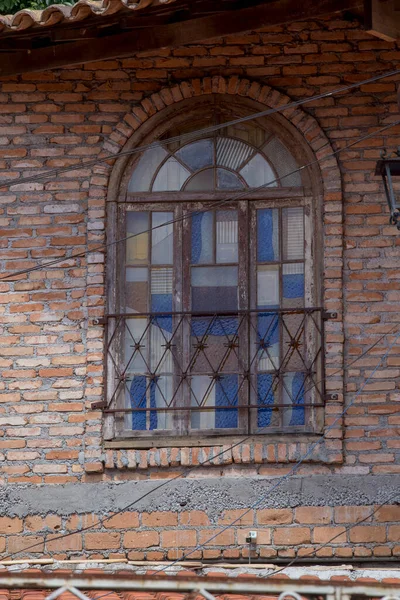 ウィンドウおよび明白なレンガの壁 家の解体材と構築 — ストック写真