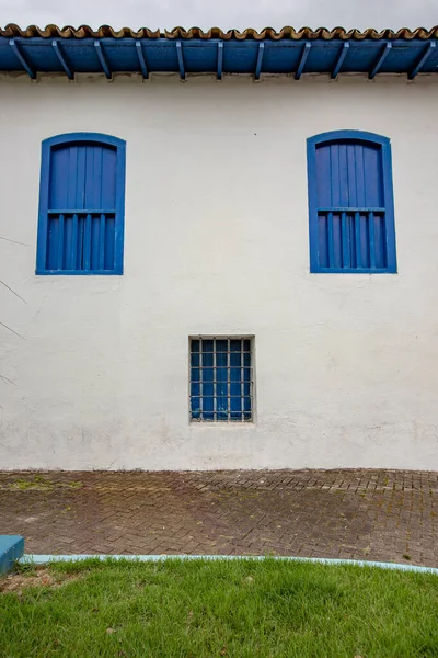 古い公共の刑務所および植民地ブラジルの建築様式で 市庁舎の窓 サンパウロ州 Itanhaem — ストック写真