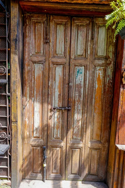 ニス剥離を使って古い木製ドアのクローズ アップ ブラジル — ストック写真