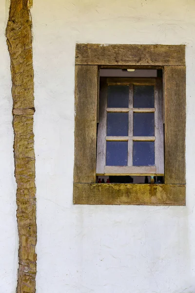 植民地時代の泥壁に木製の窓 ブラジル — ストック写真