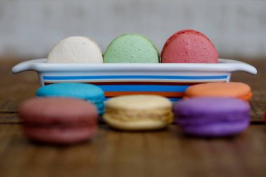 Kırsal ahşap masada renkli makaronlar. Brezilya