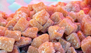 Açık hava pazarında kristalize balkabağı porsiyonunun kapanışı. Brezilya sokak yemekleri: 