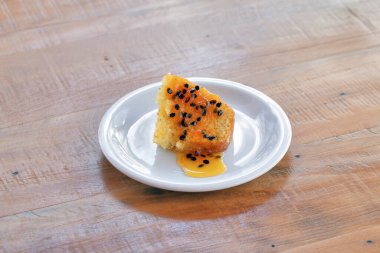 Tutku meyve tohumları şurubu ile kek lezzetli Brezilyalı tatlı