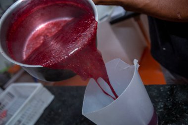 Şekerleme hazırlamak için çilek şuruplu tava