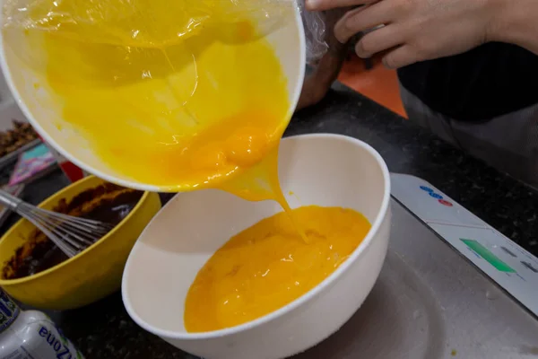 Whipped Egg Yolk Pan Dengan Gula Dalam Persiapan Untuk Krim — Stok Foto