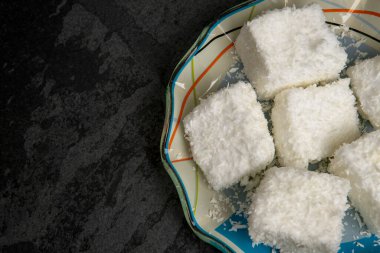 Tipik Brezilyalı tatlı Maria-mole, bir tür yumuşak marşmelov, siyah arka planda