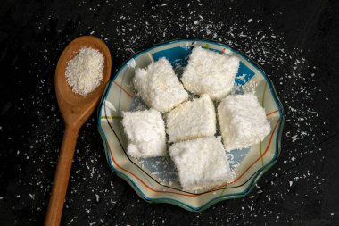 Tipik Brezilyalı tatlı Maria-mole, bir tür yumuşak marşmelov, siyah arka planda