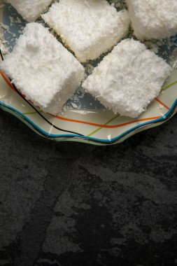 Tipik Brezilyalı tatlı Maria-mole, bir tür yumuşak marşmelov, siyah arka planda