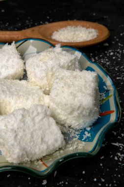 Tipik Brezilyalı tatlı Maria-mole, bir tür yumuşak marşmelov, siyah arka planda