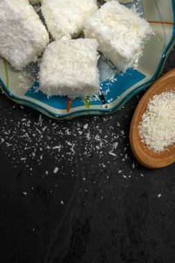 Tipik Brezilyalı tatlı Maria-mole, bir tür yumuşak marşmelov, siyah arka planda