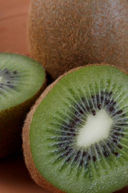 Bütünün ve dilimlenmiş kiwifruit, Actinidia deliciosa