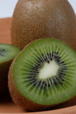 Bütünün ve dilimlenmiş kiwifruit, Actinidia deliciosa