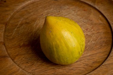 Canistel (Pouteria campechiana), yumurta meyvesi veya sapota sarısı olarak da bilinir. Olgun yumurta sarısı dokusuna sahip, tadı sert ve tatlı. Ahşap arkaplan.