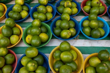 Limon tahiti, sulu ve ekşi Brezilya menüsünün tipik bir özelliğidir, özellikle de içki hazırlamak için. Açık hava pazarında Sao Pauo, Brezilya