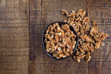 Farsça cevizli kase, ahşap masa, üst manzara. Metin için boşluk.