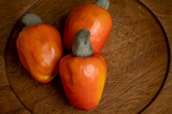 Bodegón Con Una Porción Anacardos Fruta Brasileña Plato Rústico Madera — Foto de Stock