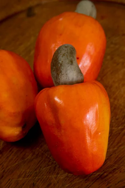 Natura Morta Con Una Porzione Anacardi Frutta Brasiliana Piatto Legno — Foto Stock