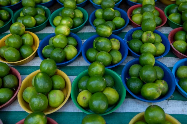 レモンのタヒチ ジューシーで非常に酸味は 特に飲み物を作るために ブラジルのメニューの典型的です オープンエア市場で販売中 ブラジルのサンパウロ州 — ストック写真