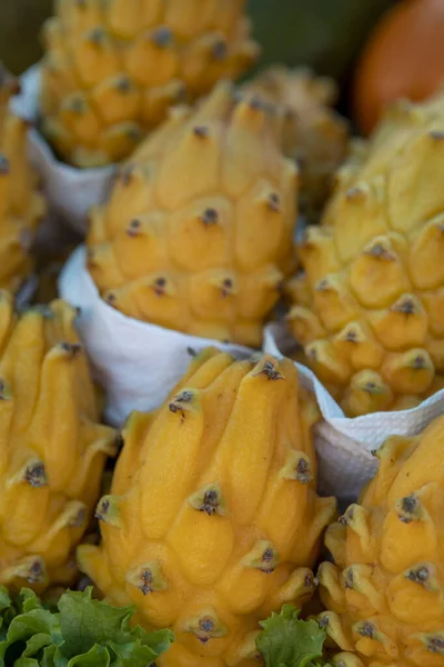 Pitahaya Exótico Orgânico Frutos Dragão Amarelos Padrão Fundo Com Muitas — Fotografia de Stock