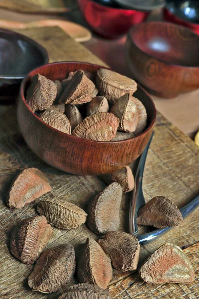 パラ産栗 ポルトガル語 Castanha ParaまたはCastanha Brasill ブラジル北部 ボリビア アマゾンの熱帯雨林で発見され 素朴な木製のテーブルに置かれている — ストック写真