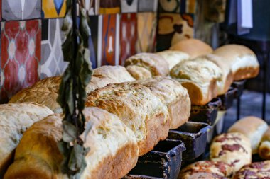 Ekmek üzerine taze el yapımı ekmek, organik fırında servis edilmeye hazır. Brezilya