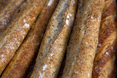 Fırından çıkan çıtır baget yığını. Sao Paulo, Brezilya