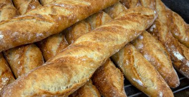 Fırından çıkan çıtır baget yığını. Sao Paulo, Brezilya