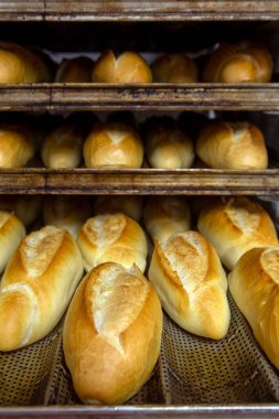 Brezilya'da en çok tüketilen Fransız ekmeği rafları, fırından dökülüyor