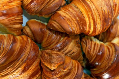 Fırınfırından taze pişmiş kruvasan yakınçekim