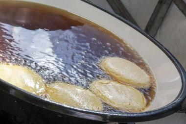 Brezilya sokak yemekleri: Acaraje, ünlü Afro Brezilya yemeği, açık hava fuarının kızartma tavasında. Salvador, Bahia, Brezilya